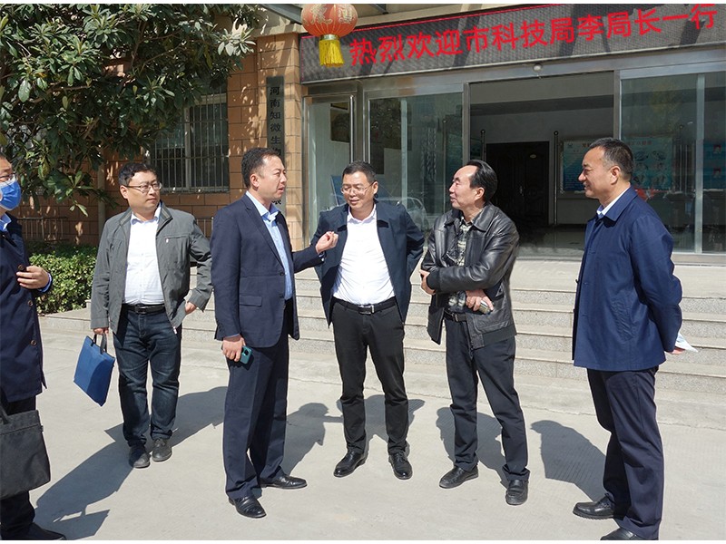 2022年10月，新乡市科技局长李亮到访知微公司。